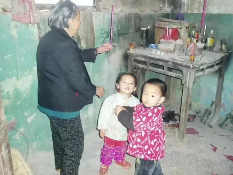 带着曾孙敬菩萨的舅母