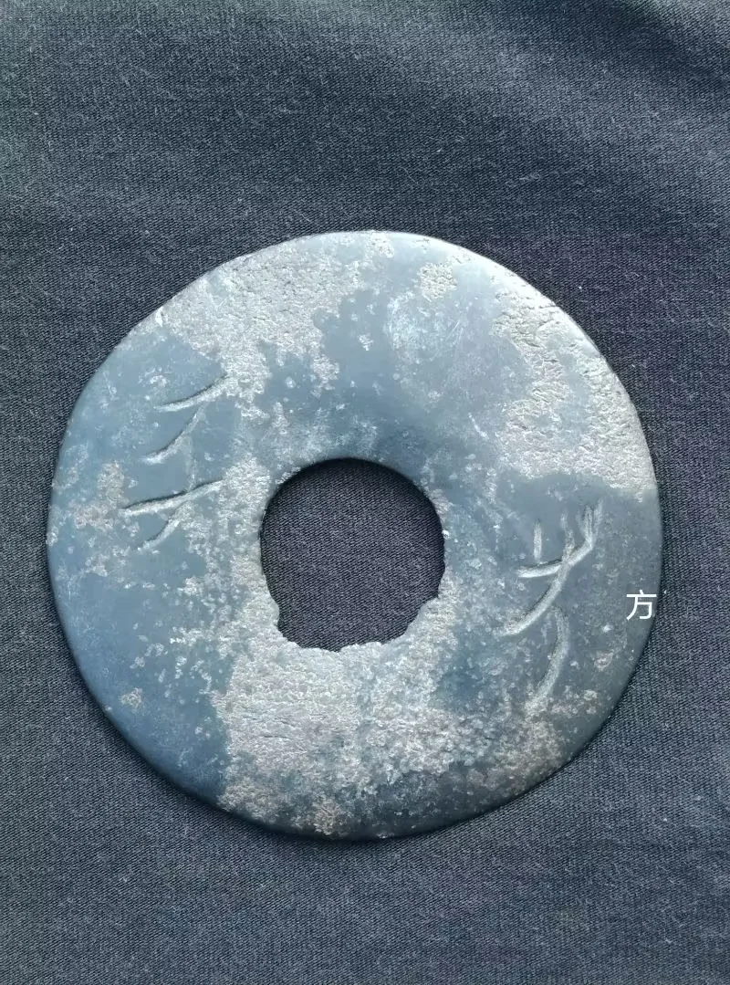 图11 红山文化玉璧初断为“方”字图