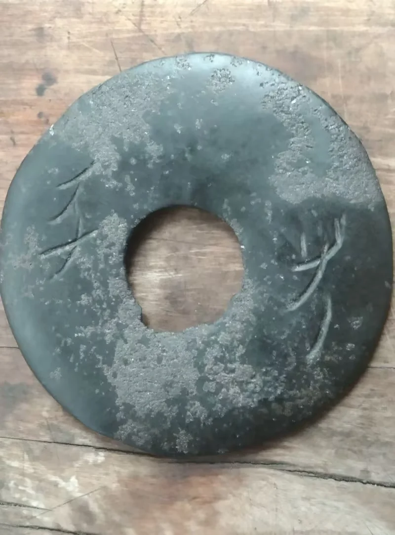 图2 红山文化玉璧表面墨绿色