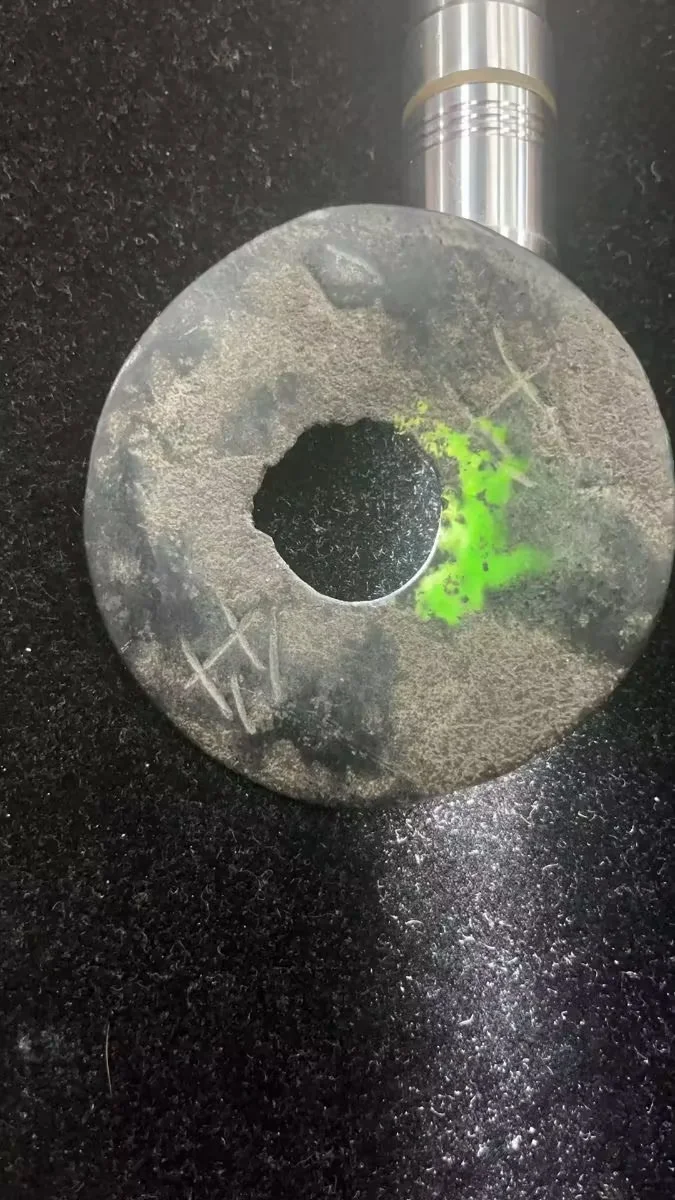 图3 红山文化玉璧 电光照显现绿色