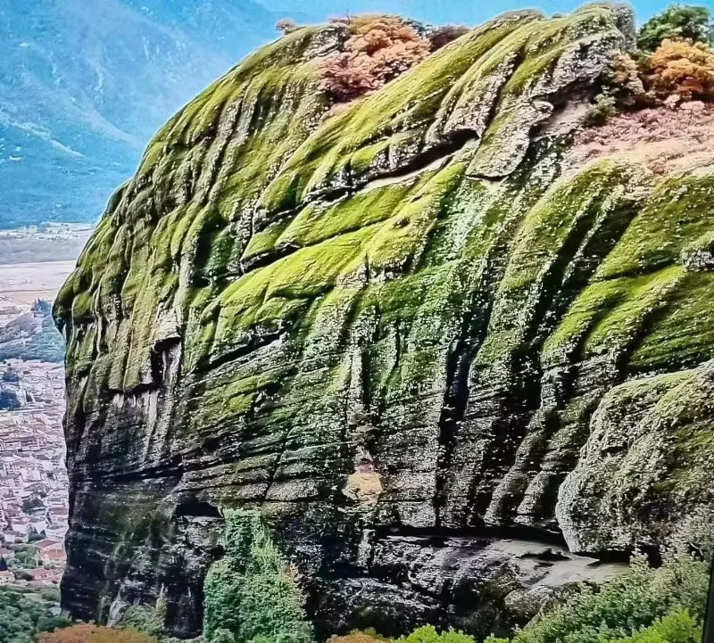 图8,自然山体岩石风化图(图片来自网络)