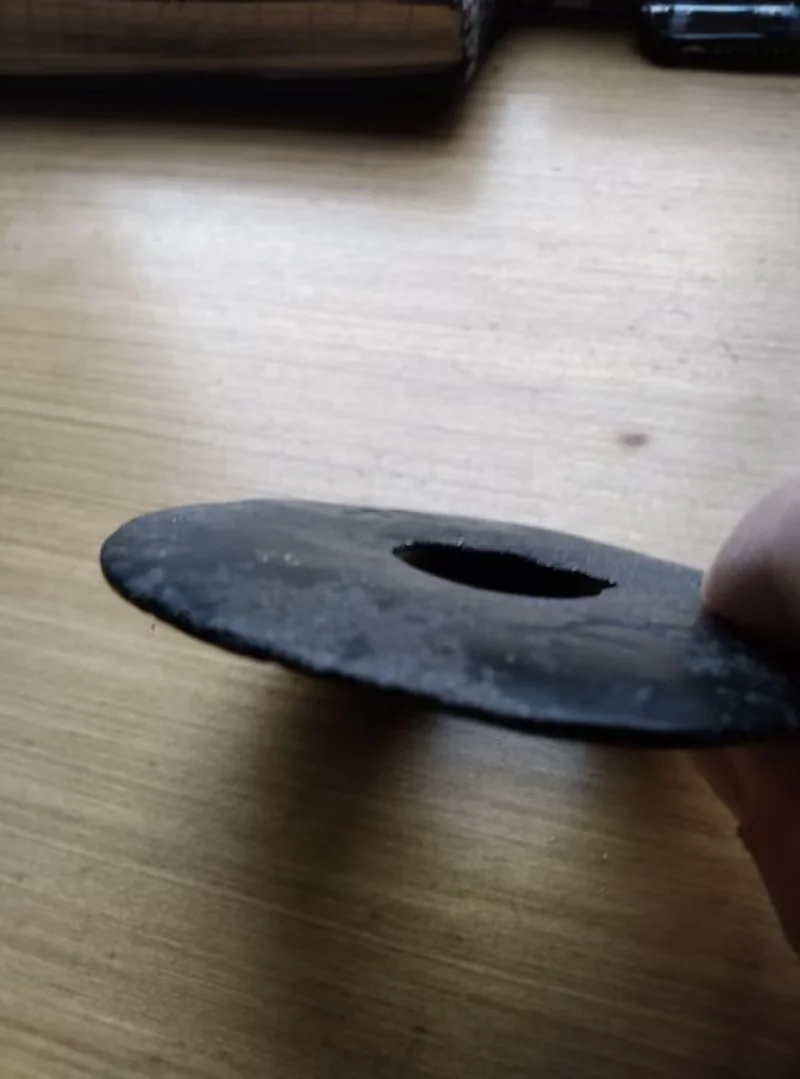 图8   玉璧正面略鼓起